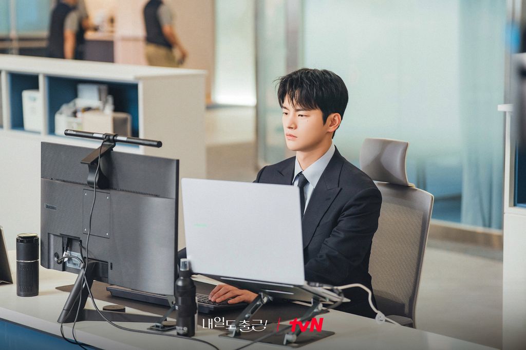 Penampilan Seo In Guk Jadi Bos Menyebalkan di Drama Baru 'See You At Work Tomorrow!'