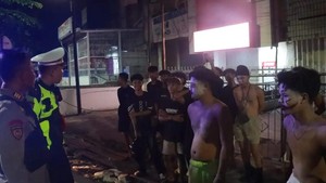 Potret Tuyul Cuma Pakai Popok Disuruh Baris-Dibubarkan Polisi Banjarmasin