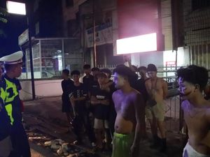 Potret Tuyul Cuma Pakai Popok Disuruh Baris-Dibubarkan Polisi Banjarmasin