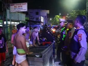 Remaja Cosplay Jadi Tuyul Cuma Pakai Popok di Banjarmasin Dibubarkan Polisi