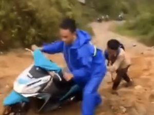 Siswa di Enrekang Harus Dorong Motor ke Sekolah gegara Jalan Rusak-Berlumpur
