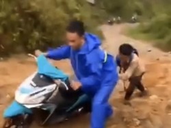 Siswa di Enrekang Harus Dorong Motor ke Sekolah gegara Jalan Rusak-Berlumpur