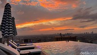 Hidden Paradise di Tengah Kota, Hotel Surabaya Ini Bikin Pantai di Atas Gedung