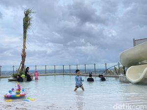 Tak Perlu ke Bali, Trans Luxury Hotel Surabaya Punya Beach Club Estetik