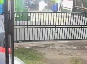 Viral Pocong Lari Terbirit-birit Terekam CCTV di Depok, Polisi Cek TKP