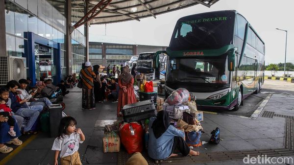 Terminal Pulo Gebang Mulai Ramai Jelang Libur Panjang Idul Adha