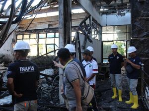 Tim Labfor Polda Jatim Olah TKP Kebakaran Kantor Bupati Bulungan