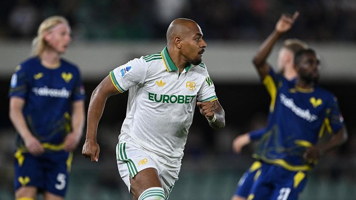 VERONA, ITALY - MAY 24: Donyell Malen of Roma celebrates his goal during the Serie A match between Hellas Verona FC and AS Roma at Stadio Marcantonio Bentegodi on May 24, 2026 in Verona, Italy. (Photo by Image Photo Agency/Getty Images)