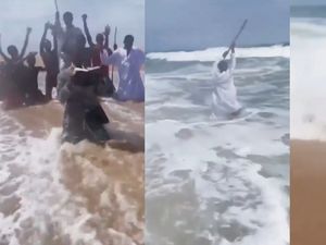 Viral! Pria Coba Belah Laut ala Nabi Musa, Ending-nya Nyaris Tenggelam
