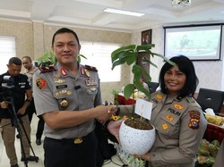 Wakapolda Riau Beri Kado Pohon ke Perwira Purnatugas, Sampaikan Pesan Kapolda