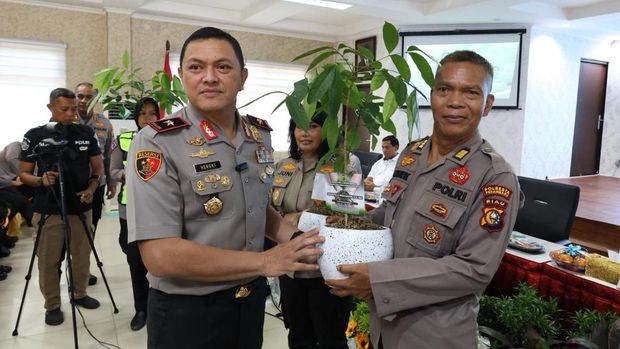 Wakapolda Riau Brigjen Hengki Haryadi menyerahkan bingkisan bibit pohon kepada dua perwira nan purnatugas dan nan berulang tahun hari ini, Senin (25/5/2026).