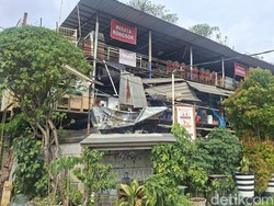 Mall Rongsok Surga Vintage, dari Peti Mati hingga Pintu Helikopter