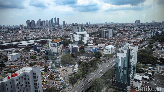 Ancaman Global Bayangi Ekonomi Indonesia 2026 Suasana gedung perkantoran di area pusat upaya Jakarta, Selasa (26/5/2026). Perekonomian Indonesia diproyeksikan menghadapi tekanan pada 2026 seiring perlambatan ekonomi dunia nan dipicu bentrok geopolitik di Timur Tengah serta melemahnya perdagangan internasional. Kondisi tersebut diperkirakan berakibat pada sejumlah sektor upaya di dalam negeri.