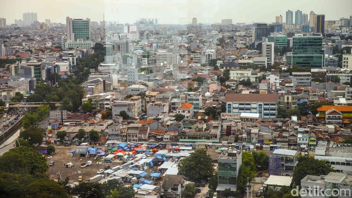 Ancaman Global Bayangi Ekonomi Indonesia 2026 Suasana gedung perkantoran di area pusat upaya Jakarta, Selasa (26/5/2026). Perekonomian Indonesia diproyeksikan menghadapi tekanan pada 2026 seiring perlambatan ekonomi dunia nan dipicu bentrok geopolitik di Timur Tengah serta melemahnya perdagangan internasional. Kondisi tersebut diperkirakan berakibat pada sejumlah sektor upaya di dalam negeri.