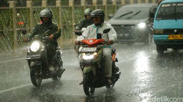 APD Kembali Digunakan, Kini untuk Terjang Hujan