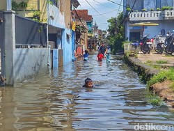 Banjir di Dayeuhkolot Bandung, 2.185 Jiwa Terdampak-168 Warga Mengungsi