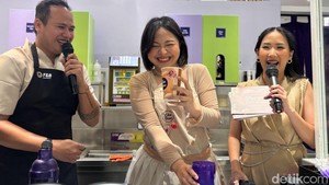 Lucunya Bernadya saat Racik Milk Tea Sendiri di Gerai Minuman Ini