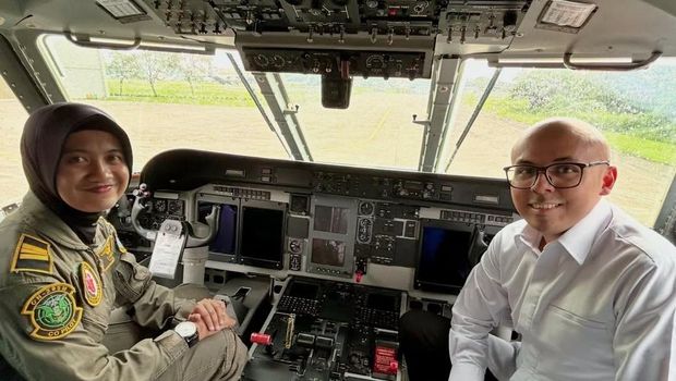 Dirgayuza Setiawan bersama Captain Yustikasari Diana Putri atau Tika