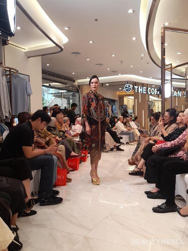 Fashion show koleksi Denny Wirawan