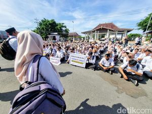 Guru Honorer di Ponorogo Demo Minta Dimasukkan ke Dapodik