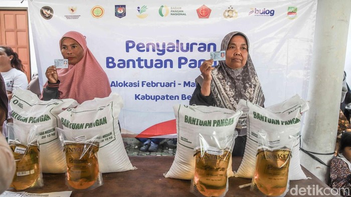 Jelang Idul Adha, Warga Bekasi Rela Antre Panjang Demi Sembako Gratis Ratusan penduduk memadati Kantor Desa Kedung Pengawas, Kecamatan Babelan, Kabupaten Bekasi, Jawa Barat, Selasa (26/5/2026), untuk mendapatkan support sembako cuma-cuma menjelang Hari Raya Idul Adha. Sejak pagi, penduduk telah mengantre panjang demi memperoleh support kebutuhan pokok nan dibagikan pemerintah kepada masyarakat setempat.
