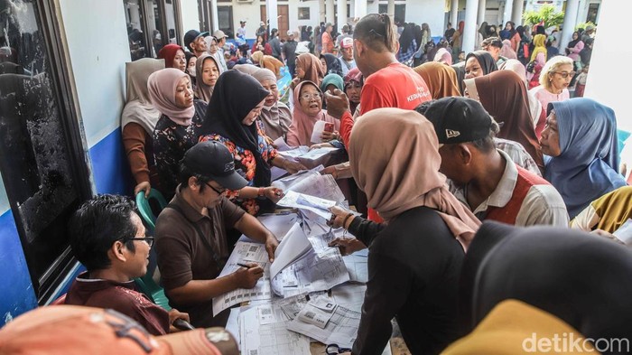 Jelang Idul Adha, Warga Bekasi Rela Antre Panjang Demi Sembako Gratis Ratusan penduduk memadati Kantor Desa Kedung Pengawas, Kecamatan Babelan, Kabupaten Bekasi, Jawa Barat, Selasa (26/5/2026), untuk mendapatkan support sembako cuma-cuma menjelang Hari Raya Idul Adha. Sejak pagi, penduduk telah mengantre panjang demi memperoleh support kebutuhan pokok nan dibagikan pemerintah kepada masyarakat setempat.