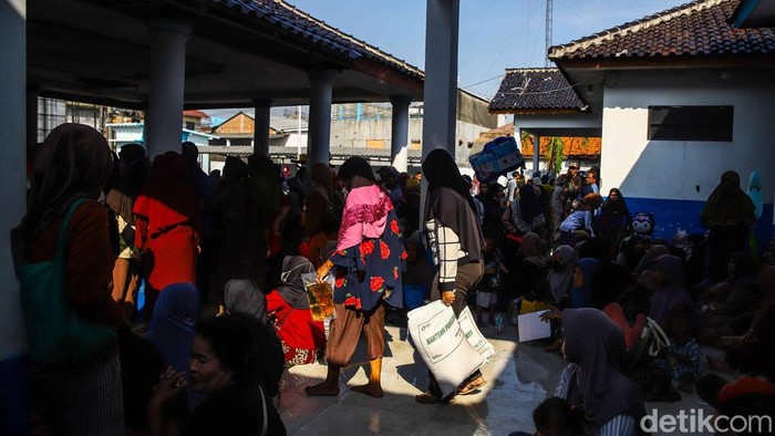 Jelang Idul Adha, Warga Bekasi Rela Antre Panjang Demi Sembako Gratis Ratusan penduduk memadati Kantor Desa Kedung Pengawas, Kecamatan Babelan, Kabupaten Bekasi, Jawa Barat, Selasa (26/5/2026), untuk mendapatkan support sembako cuma-cuma menjelang Hari Raya Idul Adha. Sejak pagi, penduduk telah mengantre panjang demi memperoleh support kebutuhan pokok nan dibagikan pemerintah kepada masyarakat setempat.