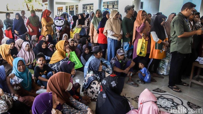 Ratusan penduduk memadati Kantor Desa Kedung Pengawas, Kecamatan Babelan, Kabupaten Bekasi, Jawa Barat, Selasa (26/5/2026), untuk mendapatkan support sembako cuma-cuma menjelang Hari Raya Idul Adha. Sejak pagi, penduduk telah mengantre panjang demi memperoleh support kebutuhan pokok nan dibagikan pemerintah kepada masyarakat setempat.