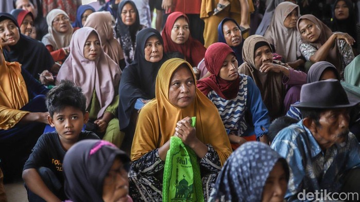 Jelang Idul Adha, Warga Bekasi Rela Antre Panjang Demi Sembako Gratis Ratusan penduduk memadati Kantor Desa Kedung Pengawas, Kecamatan Babelan, Kabupaten Bekasi, Jawa Barat, Selasa (26/5/2026), untuk mendapatkan support sembako cuma-cuma menjelang Hari Raya Idul Adha. Sejak pagi, penduduk telah mengantre panjang demi memperoleh support kebutuhan pokok nan dibagikan pemerintah kepada masyarakat setempat.