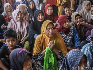 Jelang Idul Adha, Warga Bekasi Rela Antre Panjang Demi Sembako Gratis