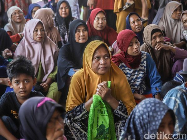 Jelang Idul Adha, Warga Bekasi Rela Antre Panjang Demi Sembako Gratis