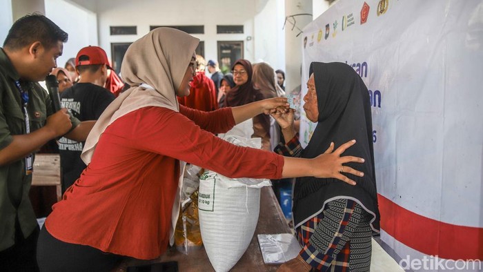 Jelang Idul Adha, Warga Bekasi Rela Antre Panjang Demi Sembako Gratis Ratusan penduduk memadati Kantor Desa Kedung Pengawas, Kecamatan Babelan, Kabupaten Bekasi, Jawa Barat, Selasa (26/5/2026), untuk mendapatkan support sembako cuma-cuma menjelang Hari Raya Idul Adha. Sejak pagi, penduduk telah mengantre panjang demi memperoleh support kebutuhan pokok nan dibagikan pemerintah kepada masyarakat setempat.