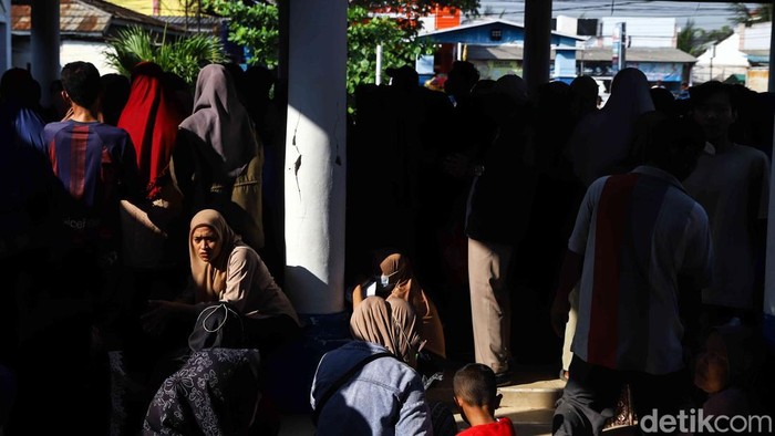 Jelang Idul Adha, Warga Bekasi Rela Antre Panjang Demi Sembako Gratis Ratusan penduduk memadati Kantor Desa Kedung Pengawas, Kecamatan Babelan, Kabupaten Bekasi, Jawa Barat, Selasa (26/5/2026), untuk mendapatkan support sembako cuma-cuma menjelang Hari Raya Idul Adha. Sejak pagi, penduduk telah mengantre panjang demi memperoleh support kebutuhan pokok nan dibagikan pemerintah kepada masyarakat setempat.