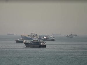 Selat Hormuz Panas Lagi! AS-Iran Saling Serang, Harga Minyak Lompat