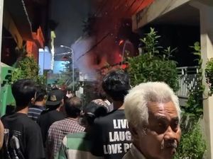 Ada Korban Lompat dari Lantai 2 Saat Rumah di Surabaya Terbakar