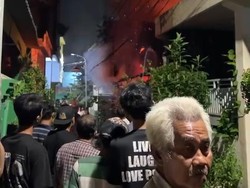 Ada Korban Lompat dari Lantai 2 Saat Rumah di Surabaya Terbakar