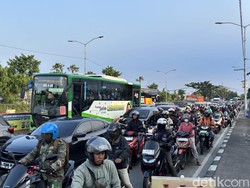 Saatnya Toron! Jembatan Suramadu Padat Pemudik ke Madura di H-1 Iduladha
