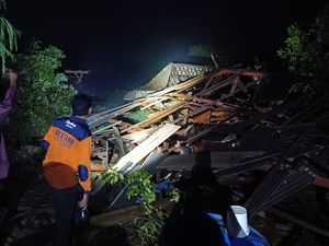 Angin Kencang Ngamuk di Sumber Rembang, 10 Rumah Morat-marit