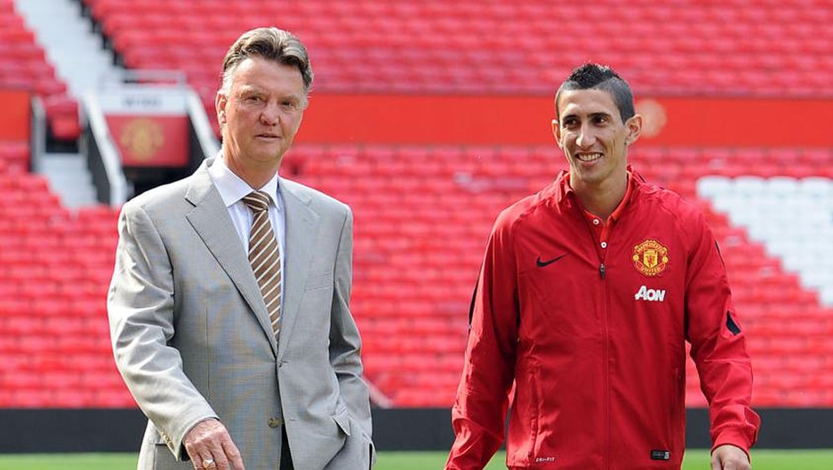 Louis Van Gaal (kiri) dan Angel Di Maria pada 2014, sebelum terjadi friksi di antara keduanya. Foto: Getty Images/Chris Brunskill