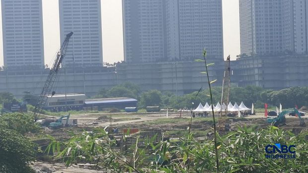 Menteri Perumahan dan Kawasan Permukiman (PKP) Maruarar Sirait menjelaskan proses pembangunan rumah susun (rusun) subsidi di Meikarta Cikarang, Kabupaten Bekasi Jawa Barat tetap berlangsung, di mana saat ini prosesnya tengah membangun pondasi dasar. (CNBC Indonesia/Chandra Dwi Pranata)