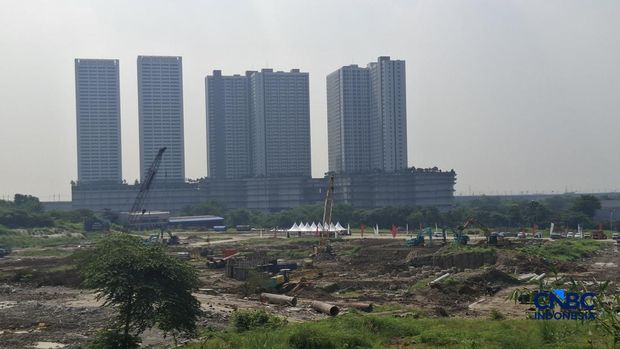 Menteri Perumahan dan Kawasan Permukiman (PKP) Maruarar Sirait menjelaskan proses pembangunan rumah susun (rusun) subsidi di Meikarta Cikarang, Kabupaten Bekasi Jawa Barat tetap berlangsung, di mana saat ini prosesnya tengah membangun pondasi dasar. (CNBC Indonesia/Chandra Dwi Pranata)