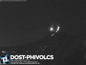 Momen Fenomenal Meteor Melintas Dekat Gunung Erupsi di Filipina