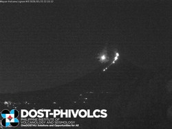 Momen Fenomenal Meteor Melintas Dekat Gunung Erupsi di Filipina