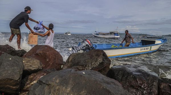 Miris, Minim Dermaga Bikin Warga Bacan Pertaruhkan Keselamatan