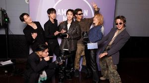 Gantengnya BTS Raih Piala Artist of the Year di American Music Awards 2026