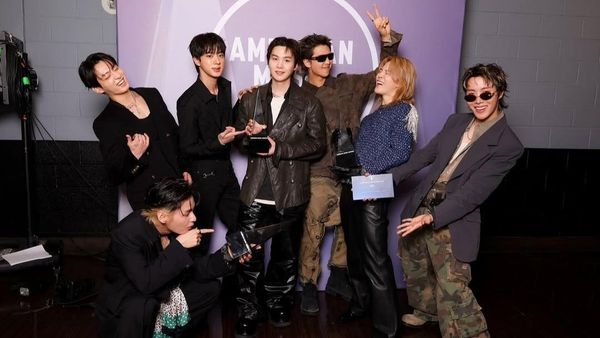 Gantengnya BTS Raih Piala Artist of the Year di American Music Awards 2026