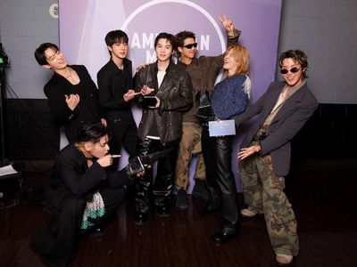 Gantengnya BTS Raih Piala Artist of the Year di American Music Awards 2026