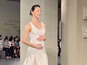 Model Korea Pamer Baby Bump di Runway Chanel, Agensi Konfirmasi Kehamilannya