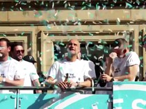 Video Manchester Menjadi Biru di Parade Perpisahan Guardiola