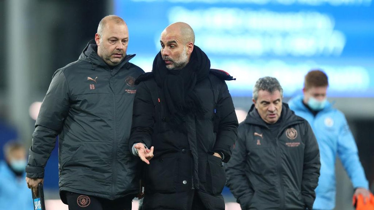 Rodolfo Borrell dan Juanma Lilo (kanan belakang), dua sosok misterius yang diajak ngobrol Pep Guardiola.(Getty Images/Robbie Jay Barratt - AMA)